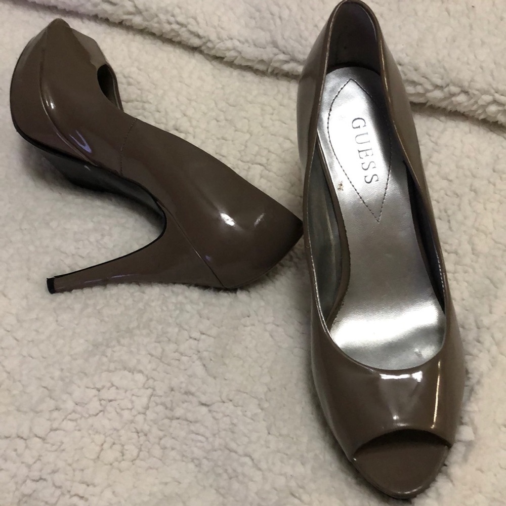 Guess Taupe Pump